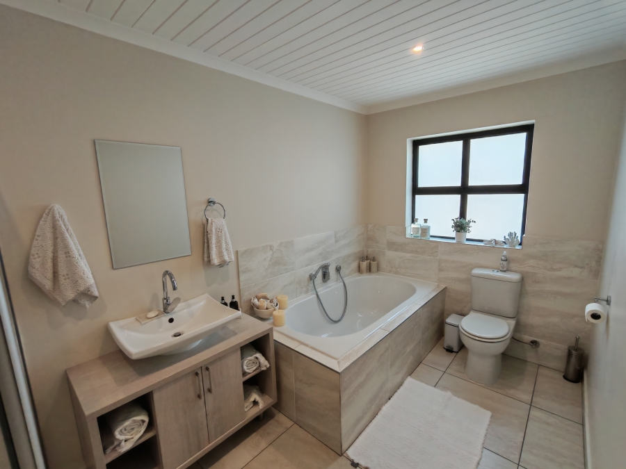 3 Bedroom Property for Sale in Kraaibosch Western Cape